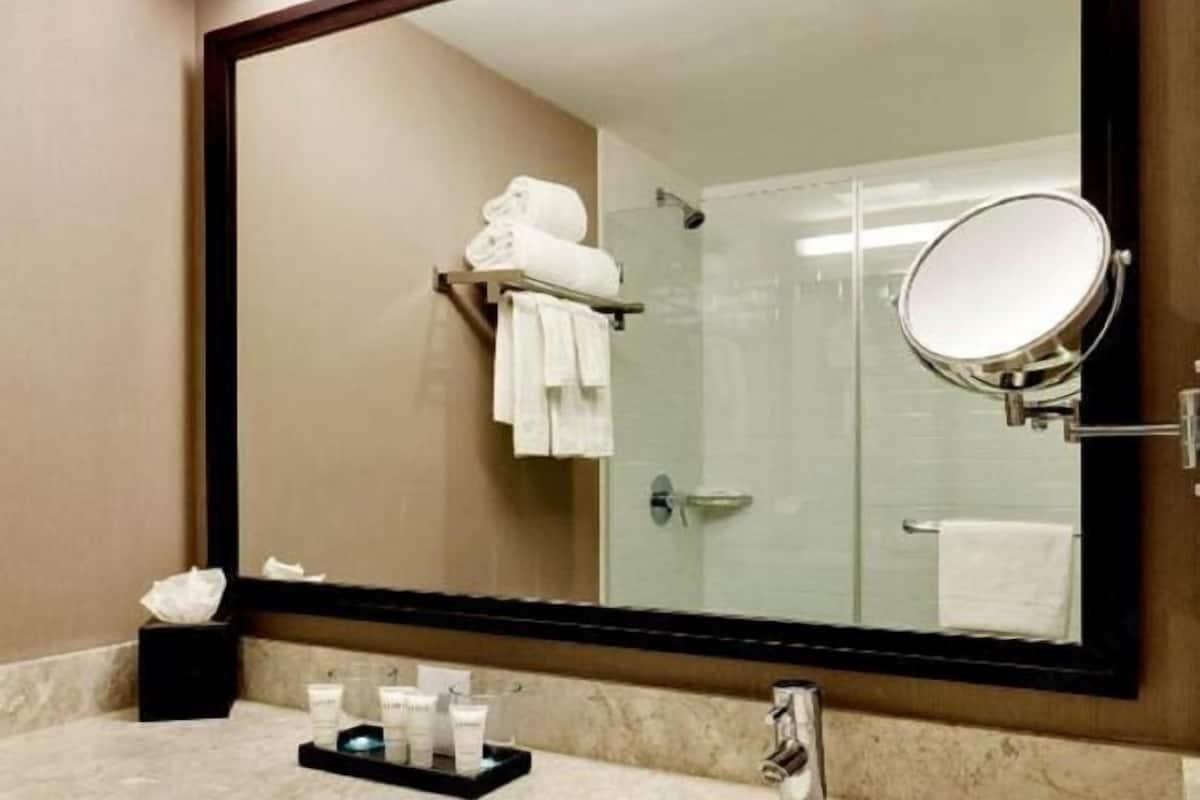 Ducha, artículos de tocador gratuitos, secador de pelo, batas