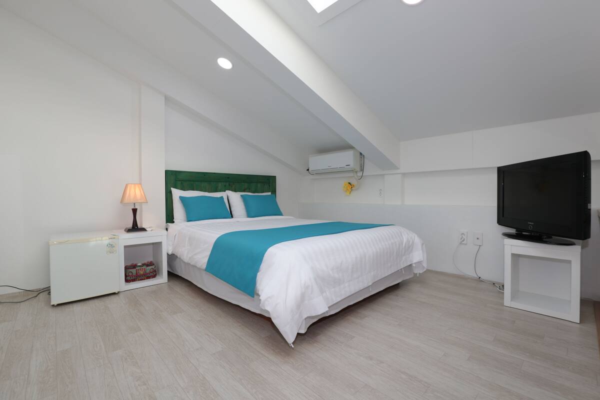 203 | Soundproofing, WiFi (free)