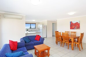 Fridge, microwave, oven, stovetop - Amberoo Apartments Tamworth (East Tamworth)