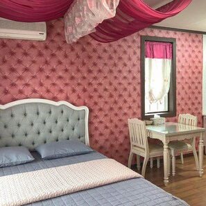 Habitación doble | Decoración personalizada, muebles diferentes y cortinas blackout 