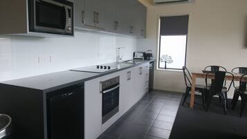 Căn hộ, 2 phòng ngủ (Upper Deck) | Bếp riêng | Tủ lạnh, lò vi sóng, bếp nấu, dụng cụ pha cà phê/trà
