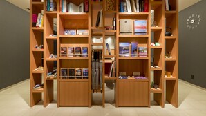 A library with wooden bookshelves filled with books and magazines. - First Cabin Nagasaki (Nagasaki)