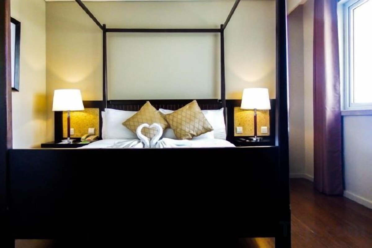 Cofres nos quartos, escrivaninha, cortinas blackout