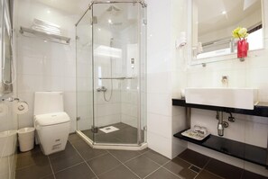 Shower, free toiletries, hair dryer, slippers - Yes Hotel (Taitung)