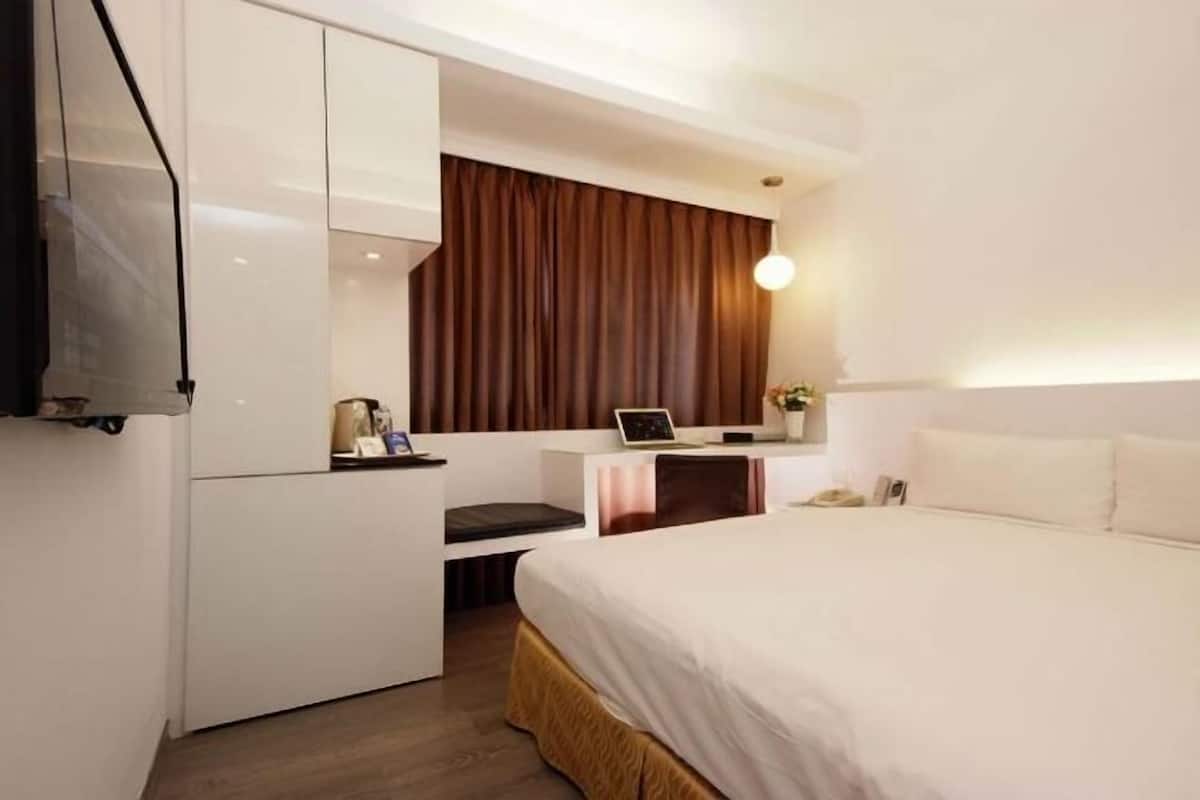 Caja de seguridad en la habitación, escritorio y cortinas blackout