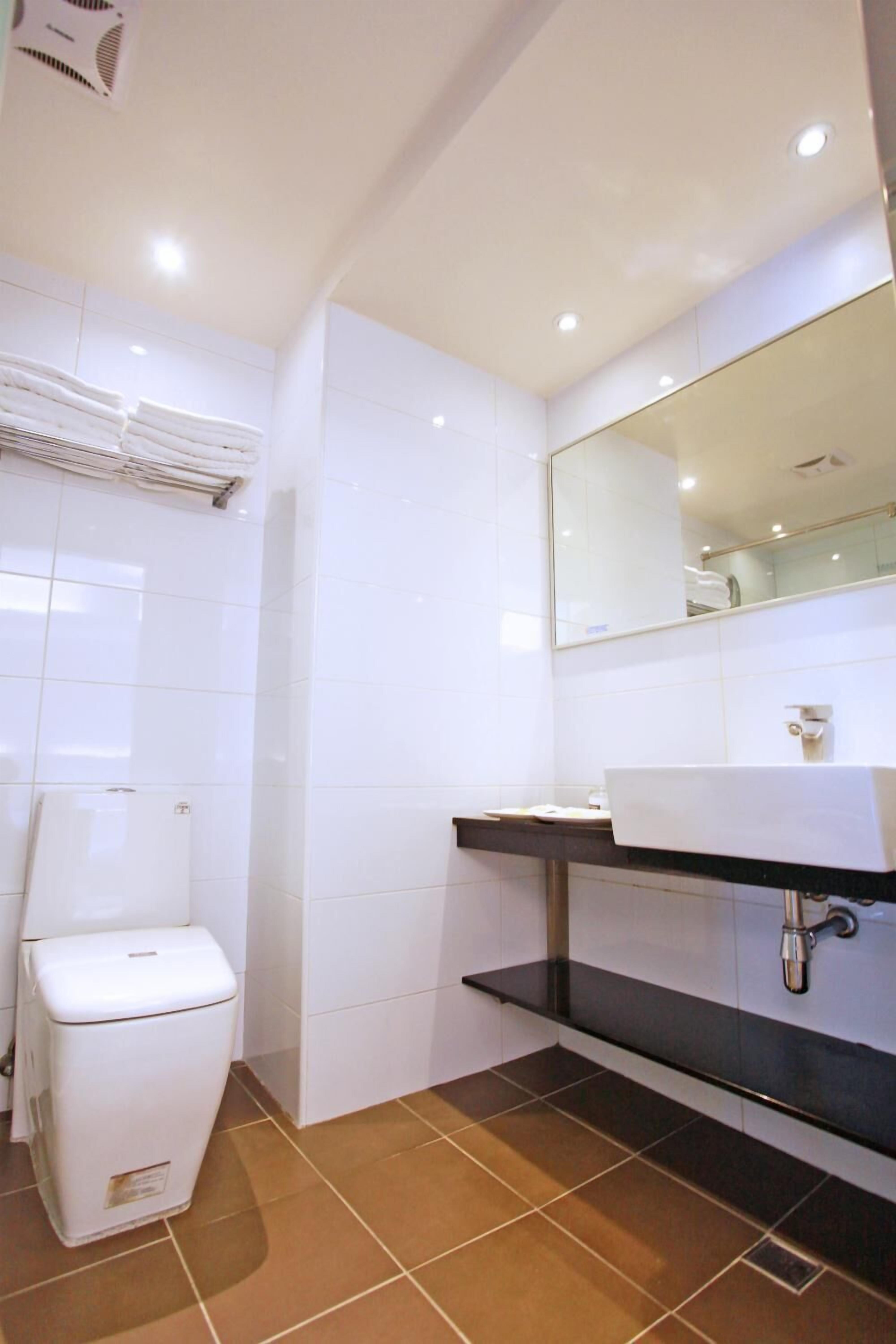 shower, free toiletries, hair dryer, slippers