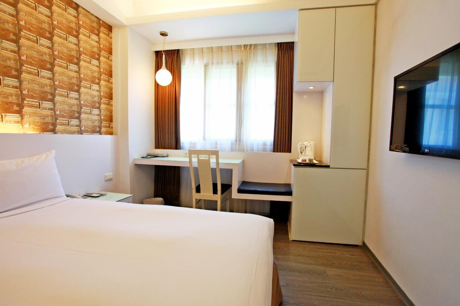 1 bedroom, in-room safe, desk, blackout curtains