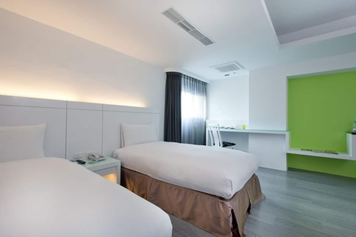 Superior Twin Room | In-room safe, desk, blackout drapes, soundproofing