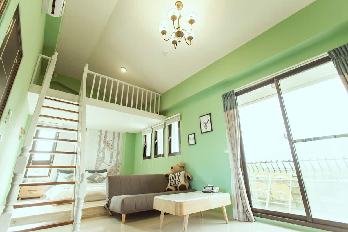 Family Loft | Desk, soundproofing, rollaway beds, free WiFi