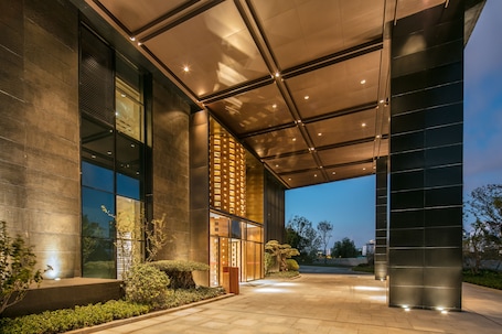 Fachada de la propiedad por la tarde o noche