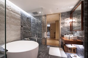 Bañera y ducha independientes, bañera profunda