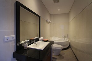 Combined shower/bathtub, free toiletries, hair dryer, slippers - Sand Beach Luxury Living (Kerobokan)
