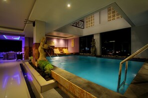 Piscina coberta, piscina a l'aire lliure i gandules 