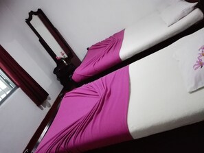 Chambre triple Deluxe, 1 chambre, vue sur la montagne | Minibar, fer et planche Ă repasser, lit dâappoint (supplĂ©ment)