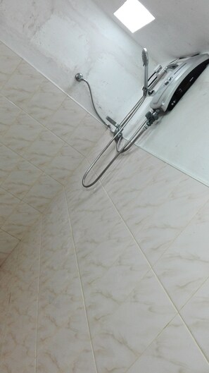 Deluxe Triple Room, 1 Bedroom, Mountain View | Bilik Mandi | Pancuran mandi, kelengkapan dandanan diri percuma, tuala disediakan 