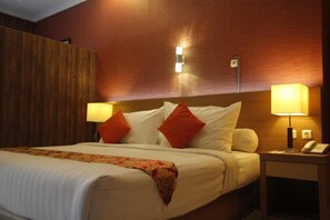 Minibar, desk, blackout curtains, free WiFi - Hotel New Merdeka Pati (Pati)