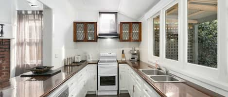 Cottage, 4 Bedrooms | Private kitchen | Fridge, microwave, oven, stovetop