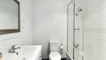Cottage, 4 Bedrooms | Bathroom | Combined shower/bathtub, free toiletries, hair dryer, towels
