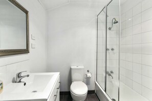 Cottage, 4 slaapkamers | Badkamer | Een bad/douchecombinatie, gratis toiletartikelen, een haardroger