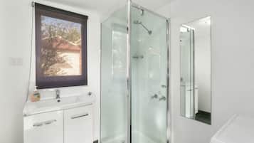 Cottage, 4 Bedrooms | Bathroom | Combined shower/tub, free toiletries, hair dryer, towels