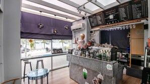 Bar (on property) - Golden Beach Boutique Resort (Prachuap Khiri Khan)