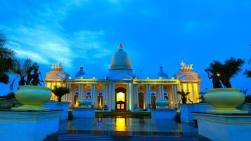 Vista frontal de la propiedad por la tarde o noche