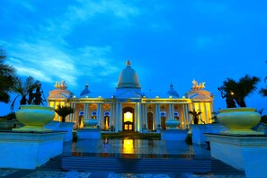Fassade der Unterkunft – Abend/Nacht