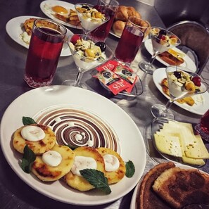 Desayuno continental diario (AMD 3000 por persona)