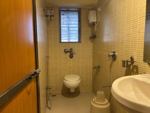 Un bany petit amb vàter, rentapel i finestra.