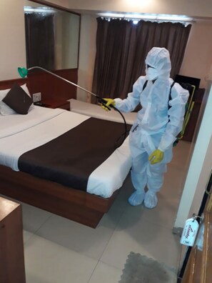 Premium bedding, memory-foam beds, in-room safe, individually decorated - Lucky Hotel Bandra (Mumbai)