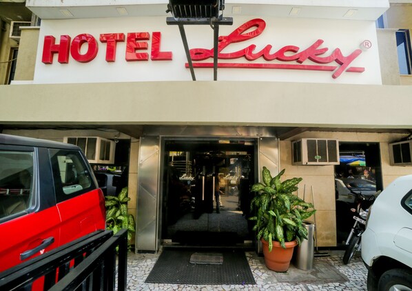 Entrada de un hotel con un letrero que dice "HOTEL Lucky".