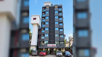 Un edificio de hotel moderno con un letrero que dice 'HOTEL Lucky'.