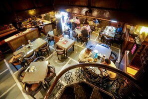 Restaurant - Lucky Hotel Bandra (Mumbai)