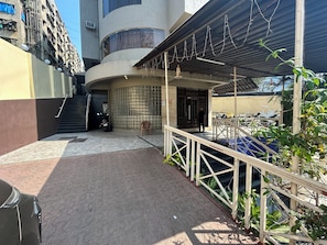 Bãi đậu xe tự phục vụ miễn phí, bãi đậu xe có người phục vụ miễn phí