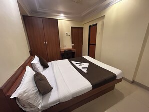 Premium bedding, memory-foam beds, minibar, in-room safe - Hotel Lucky Goregaon (Mumbai)