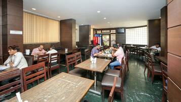 Daily cooked-to-order breakfast (INR 100 per person)