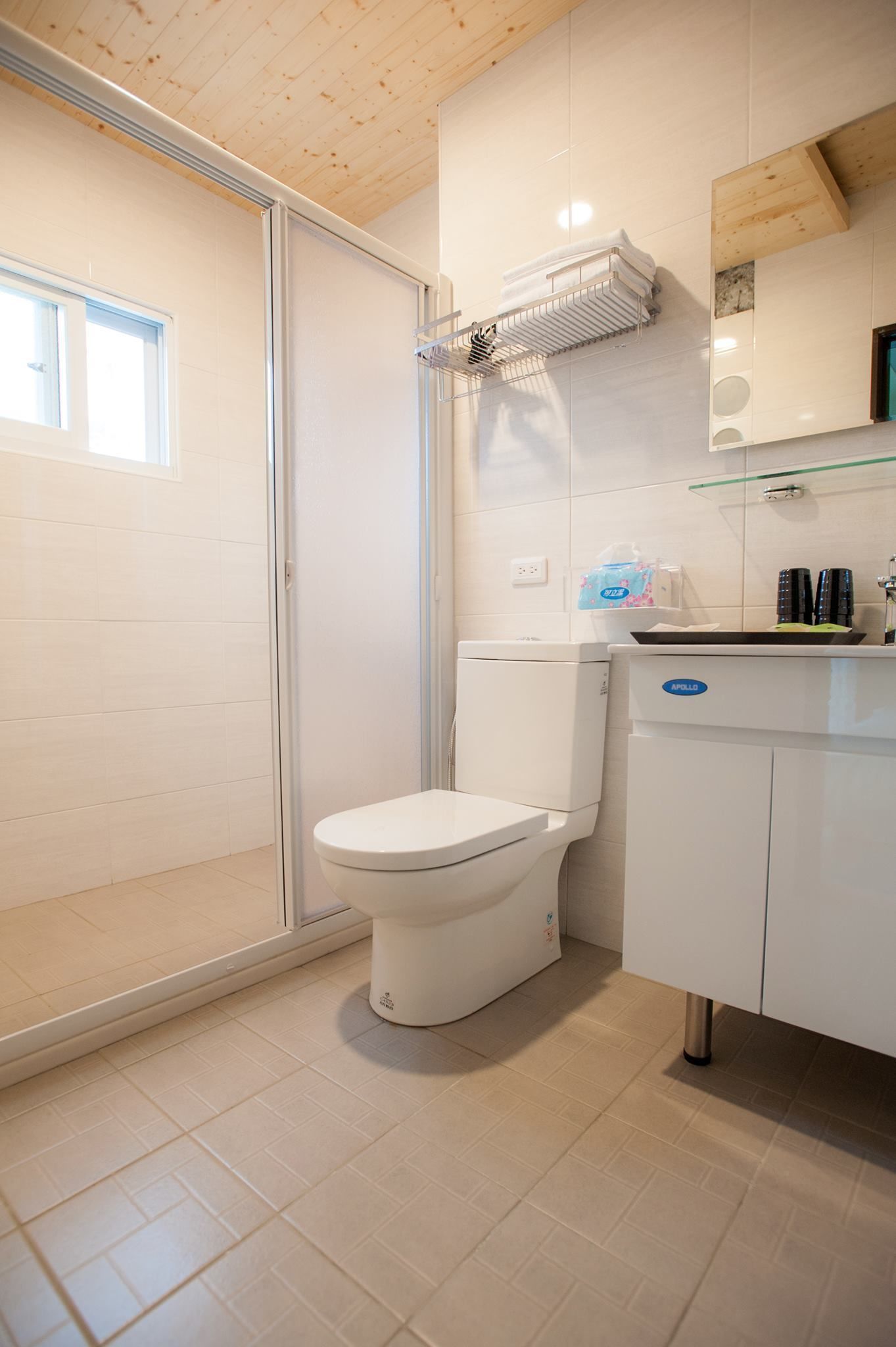 family room (6-person) | bathroom shower