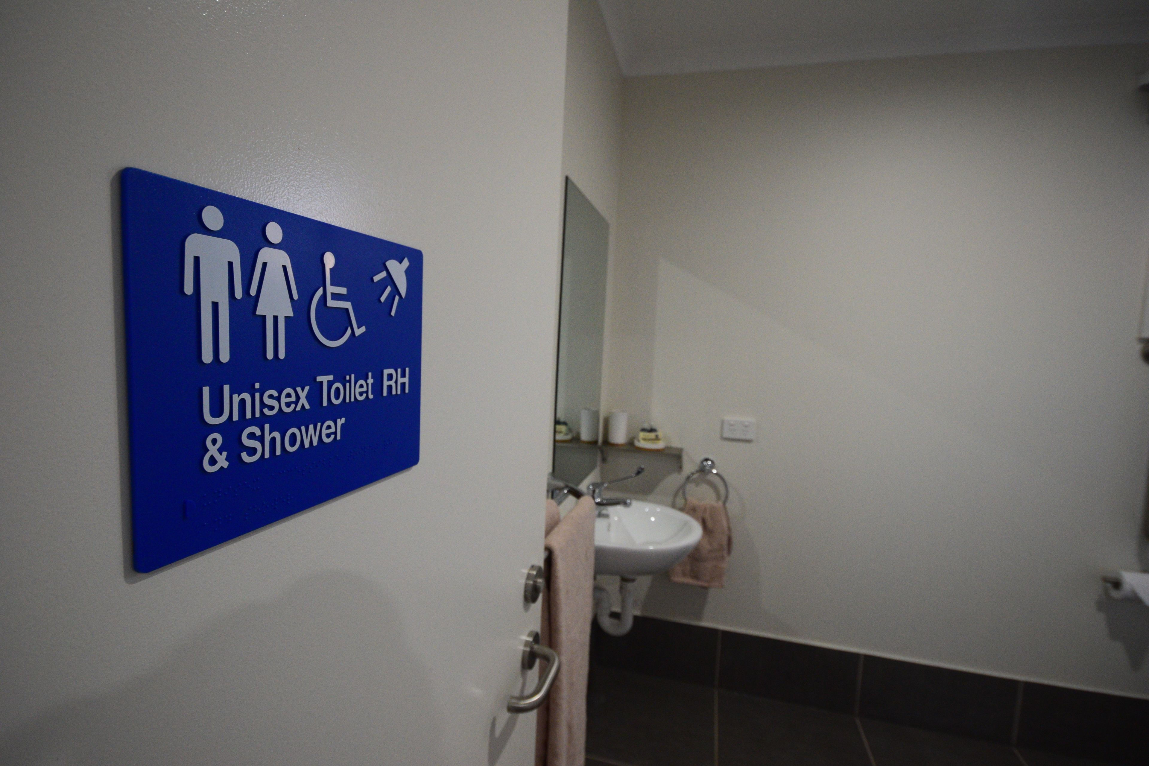Señal azul que indica un baño y ducha unisex.