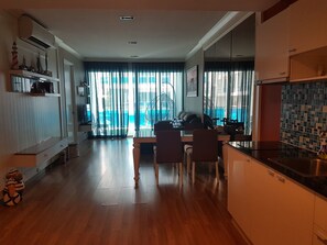 A306 | Ruang keluarga | TV layar datar