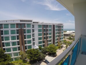 C705 | Quang cảnh ban công