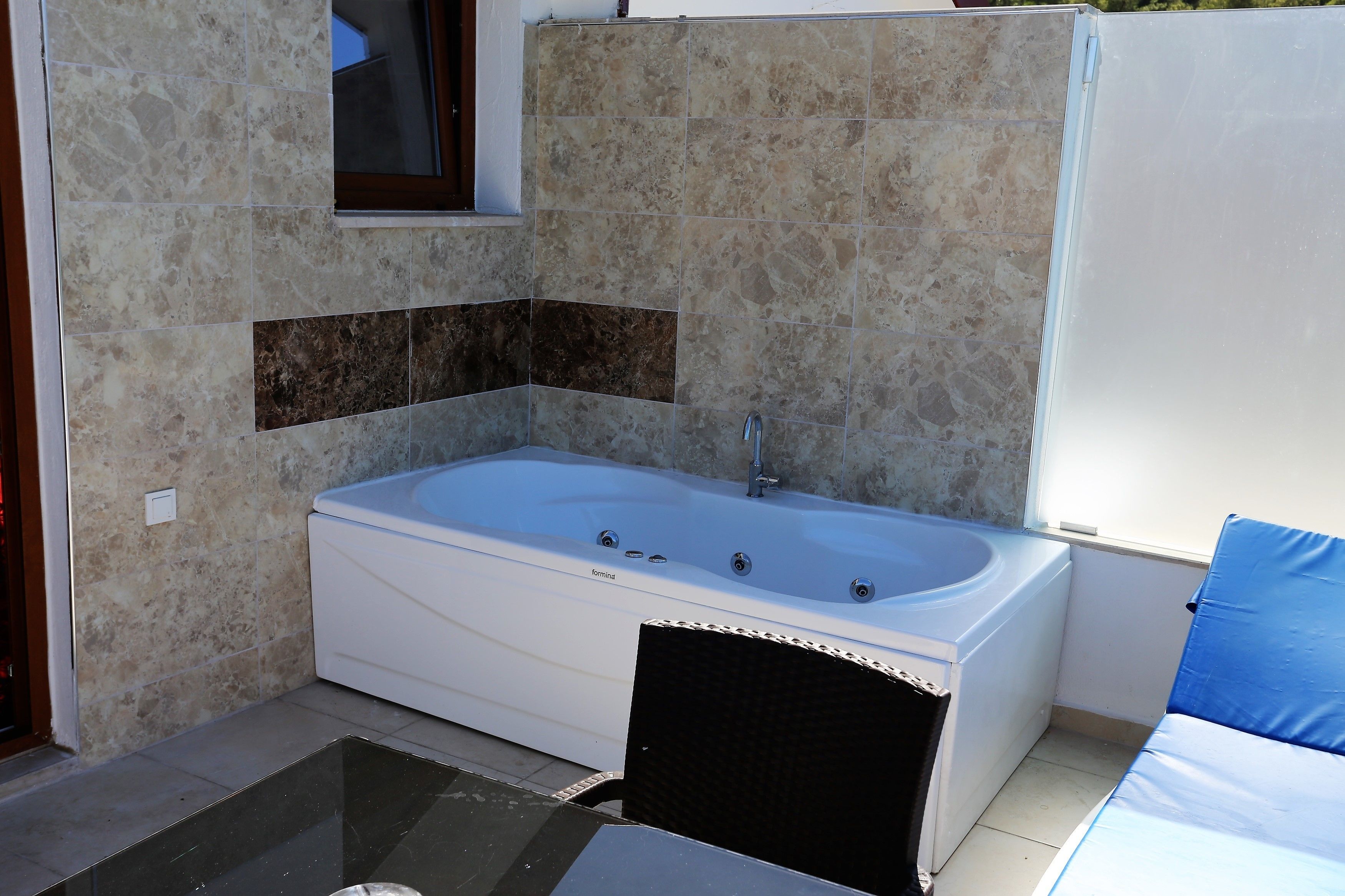 deluxe suite, terrace | jetted bathtub