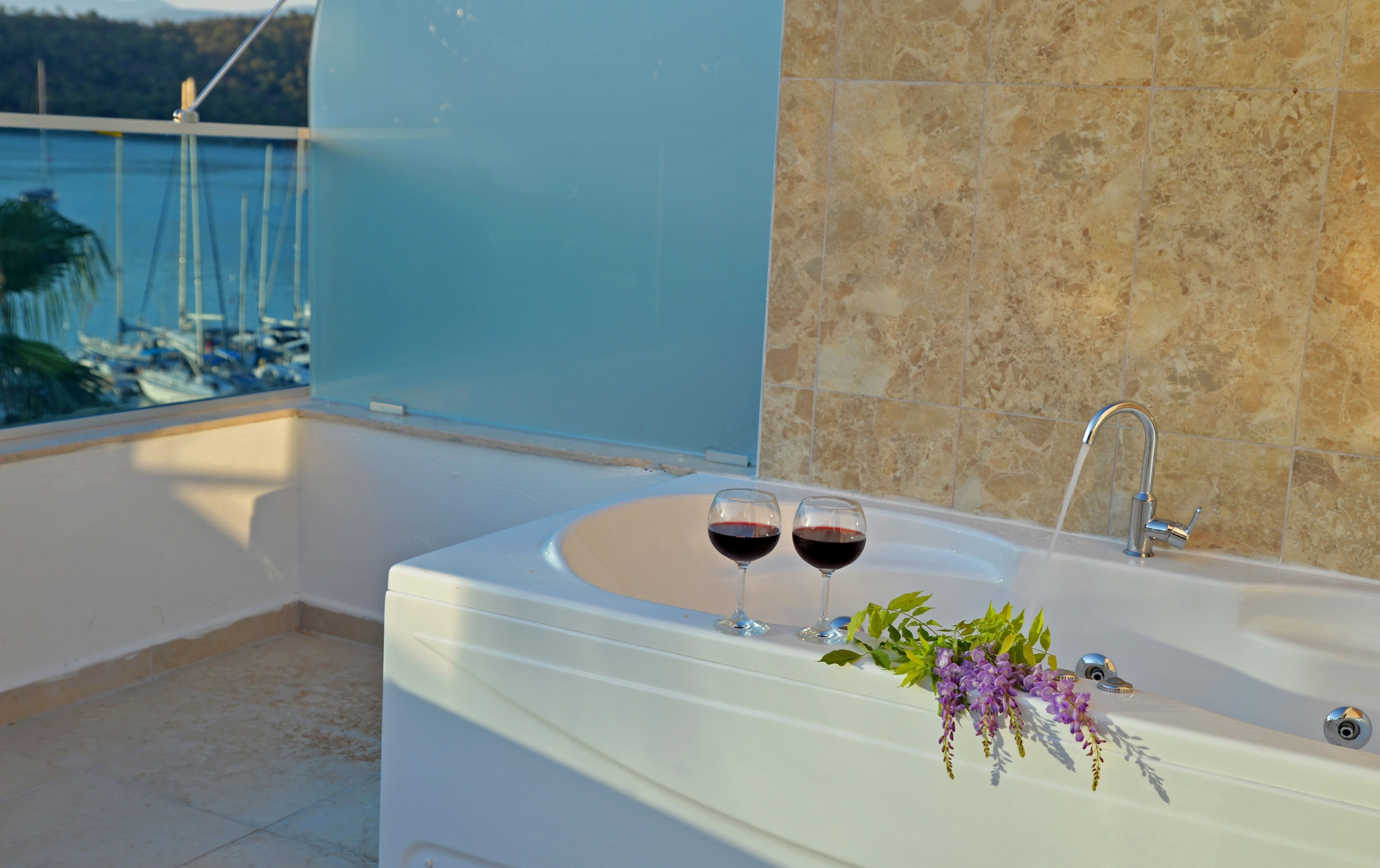 deluxe suite, terrace | bathroom amenities | shower, rainfall showerhead, free toiletries, hair dryer