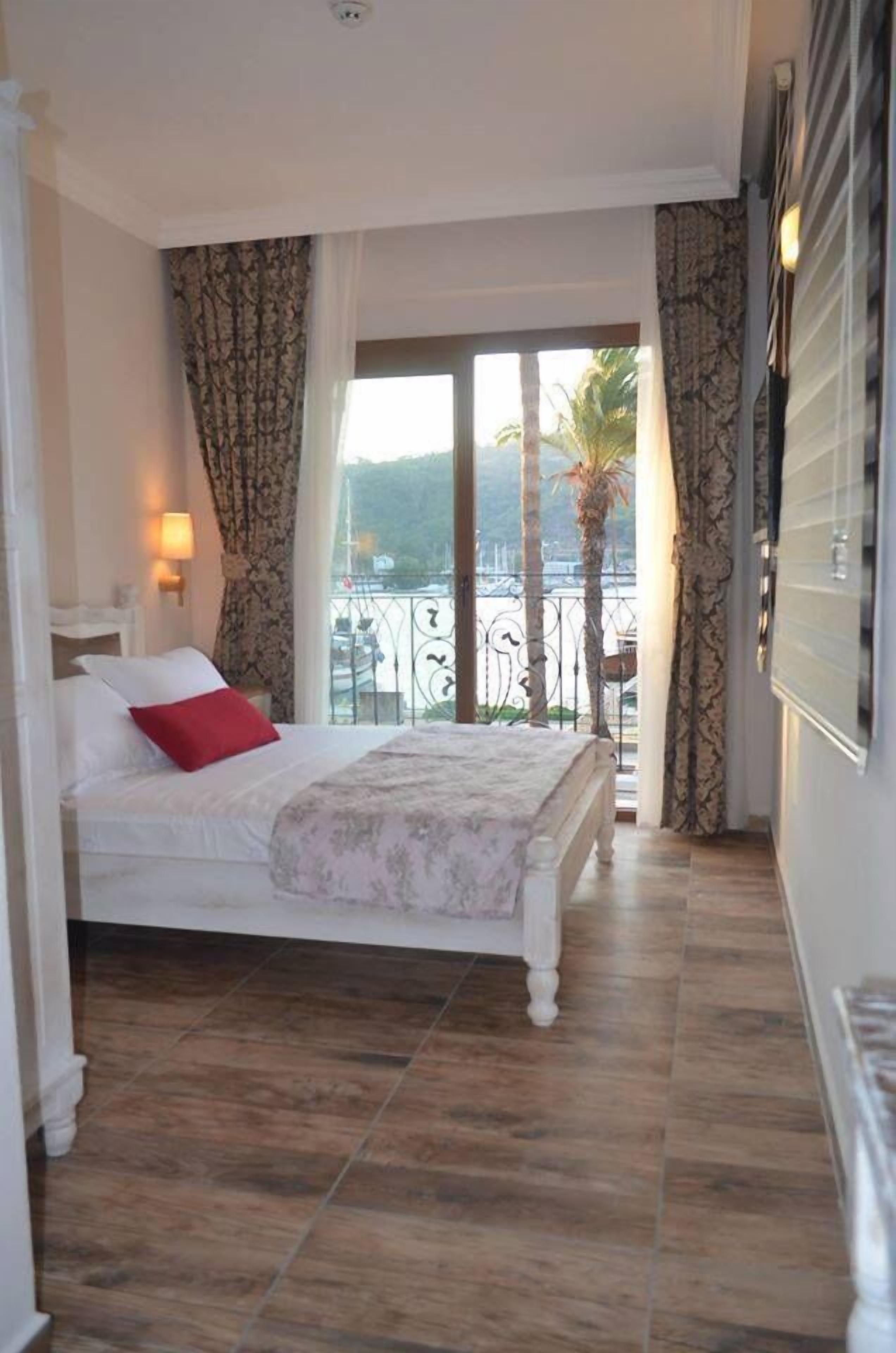 standard double or twin room | minibar, in-room safe, desk, soundproofing