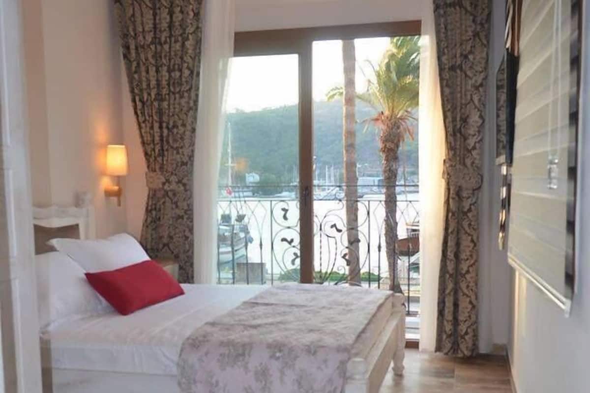 standard double or twin room | minibar, in-room safe, desk, soundproofing