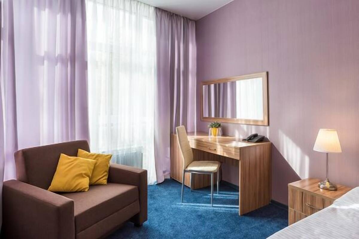 Comfort Double or Twin Room | Bar mini, peti besi dalam bilik, meja, langsir/tirai gelap terus