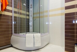 Camera Comfort con letto matrimoniale o 2 letti singoli | Bagno | Doccia, asciugacapelli, pantofole