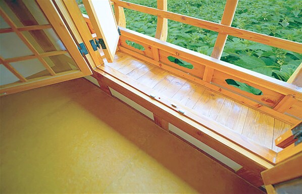 Un banco de madera con vistas a la vegetación.