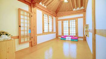 Room (4 persons) | Free WiFi, bed sheets