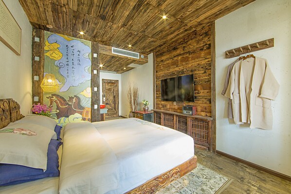 Habitación doble Elite, 1 cama King size | Decoración personalizada, muebles diferentes y escritorio