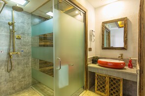 Habitación doble romántica, 1 cama King size | Baño | Regadera, amenidades de baño gratuitas, secadora de cabello, pantuflas